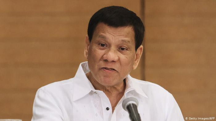 Tổng thống Duterte bảo nhà mạng: Lo cải thiện dịch vụ của các ông đi