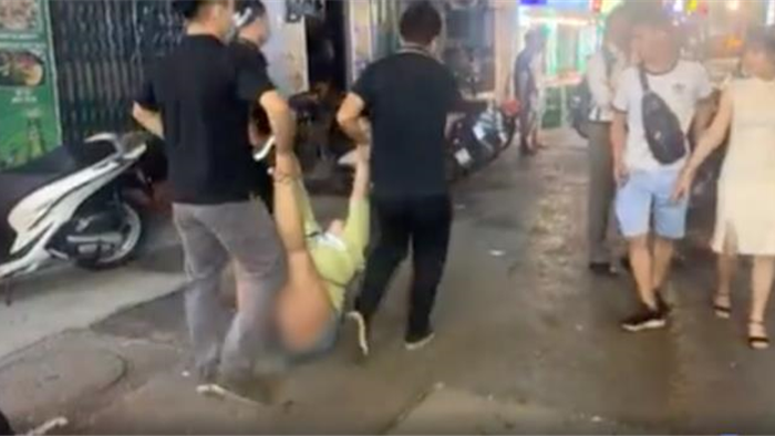 Công an xác minh vụ cô gái lột đồ đòi tiền trước cửa quán bar ở Hà Nội - 1