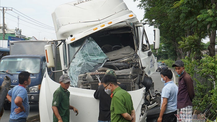 Xe container tông rất mạnh vào đuôi xe tải, tài xế kẹt cứng trong cabin vỡ nát