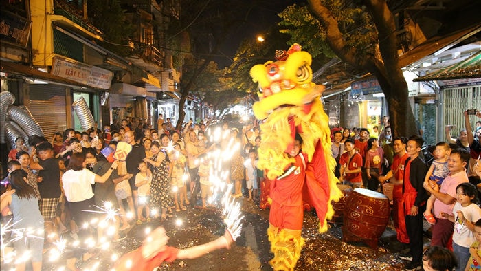 Sôi động đêm trung thu trên đường phố Hà Nội - 13