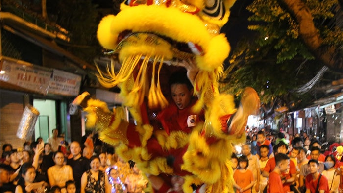 Sôi động đêm trung thu trên đường phố Hà Nội - 4 Sôi động đêm trung thu trên đường phố Hà Nội - 4