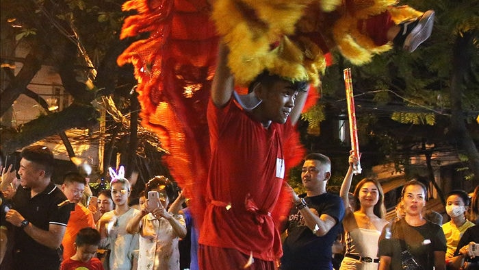 Sôi động đêm trung thu trên đường phố Hà Nội - 5 Sôi động đêm trung thu trên đường phố Hà Nội - 5
