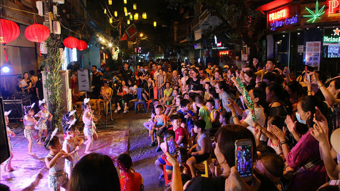 Sôi động đêm trung thu trên đường phố Hà Nội - 8