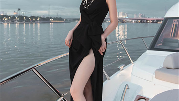 Á hậu Dương Tú Anh đẹp sang chảnh trên du thuyền