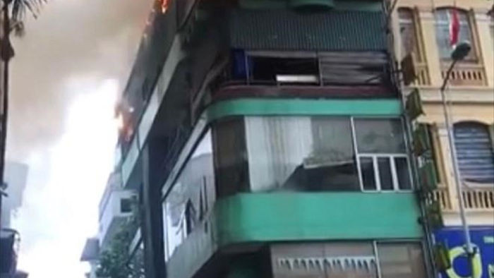 Nhà hàng hải sản ở Hà Nội bốc cháy, thực khách hoảng loạn bỏ chạy - 1