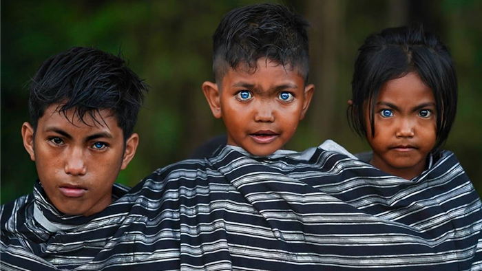 Kỳ lạ bộ tộc có đôi mắt xanh cực hiếm ở Indonesia - 2