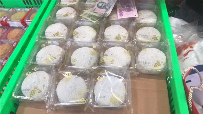 Sự thật bánh trung thu cao cấp đại hạ giá, 25.000 đồng/cái bán đầy vỉa hè - 2 Sự thật bánh trung thu cao cấp đại hạ giá, 25.000 đồng/cái bán đầy vỉa hè - 2