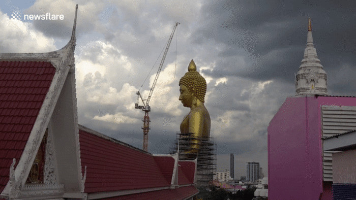 Choáng ngợp tượng Phật khổng lồ cao bằng tòa nhà 20 tầng ở Thái Lan - 1