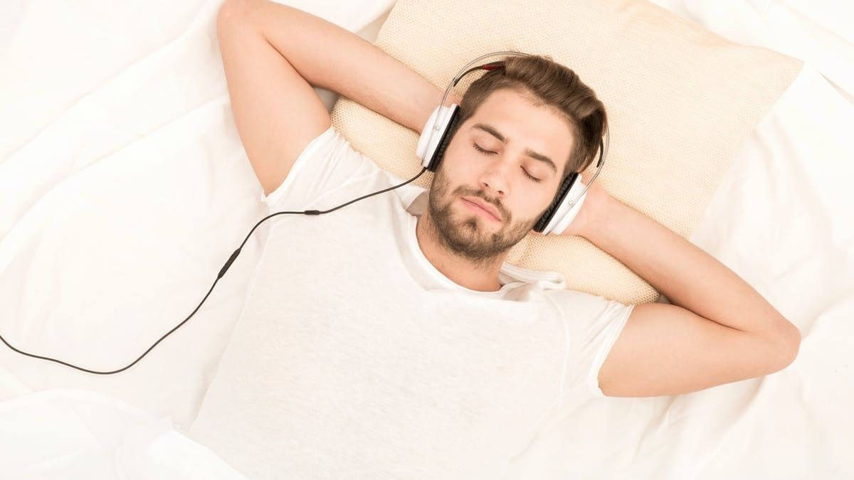 Đeo tai nghe khi ngủ: Thói quen ẩn chứa nhiều hiểm họa