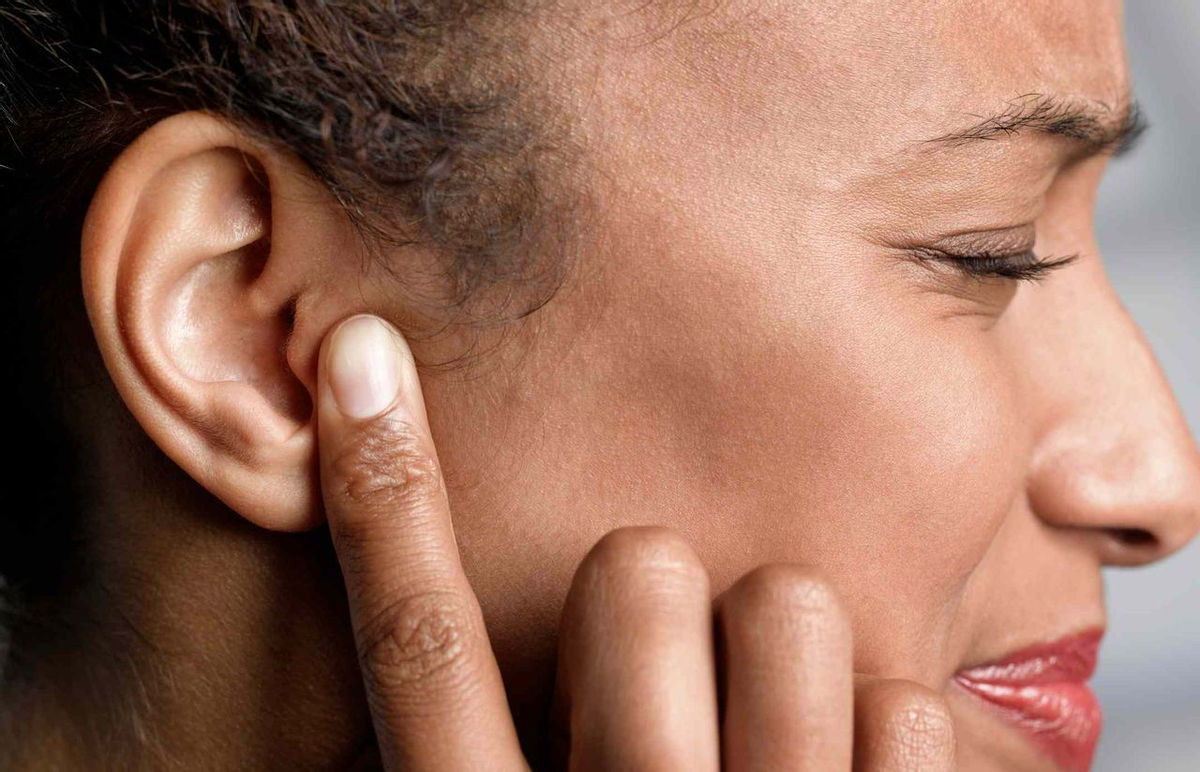 Đeo tai nghe khi ngủ: Thói quen ẩn chứa nhiều hiểm họa