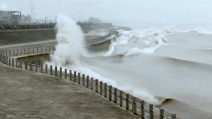 Khách Trung Quốc chen lấn xem sóng lớn hung dữ như thủy quái trên sông - 3