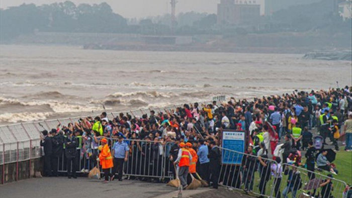 Khách Trung Quốc chen lấn xem sóng lớn hung dữ như thủy quái trên sông - 2