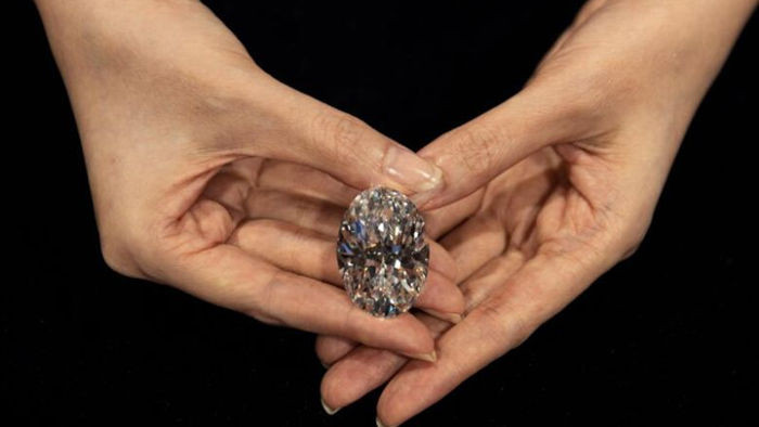 Viên kim cương không tì vết cực hiếm giá gần 16 triệu USD - 1