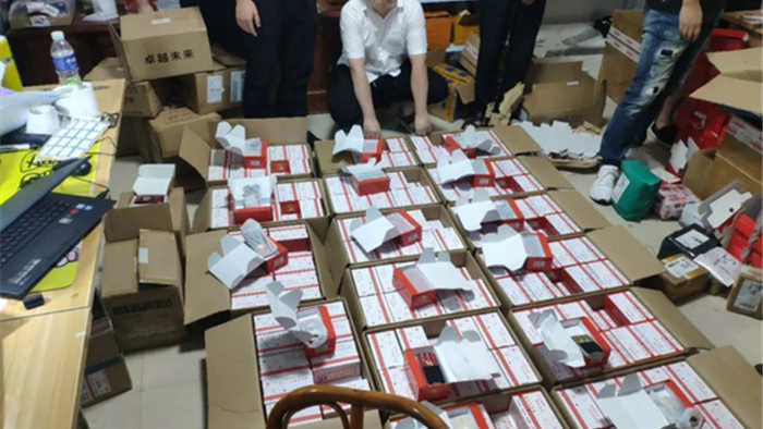 Kiếm tiền tỷ nhờ làm giả hơn 7.000 điện thoại Huawei ở Trung Quốc - 2 Kiếm tiền tỷ nhờ làm giả hơn 7.000 điện thoại Huawei ở Trung Quốc - 2