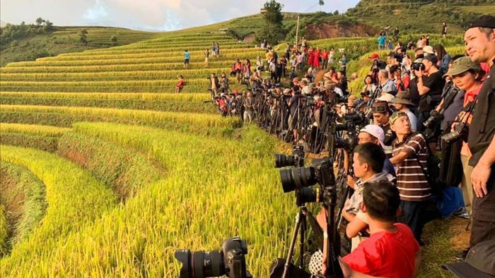 Hậu trường hàng trăm người xếp hàng chụp ảnh ruộng bậc thang Mù Cang Chải - 2 Hậu trường hàng trăm người xếp hàng chụp ảnh ruộng bậc thang Mù Cang Chải - 2