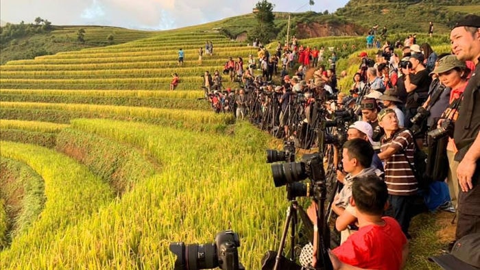 Hậu trường hàng trăm người xếp hàng chụp ảnh ruộng bậc thang Mù Cang Chải - 2