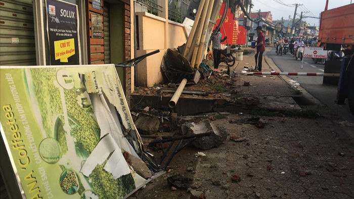 Bị truy đuổi, nhóm trộm lái xe ô tô tông gãy cột điện ở Sài Gòn - Ảnh 2.