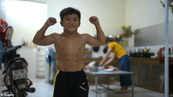 Cậu bé người Việt sở hữu cơ bắp cuồn cuộn xuất hiện trên báo Anh - 1