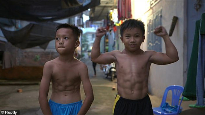 Cậu bé người Việt sở hữu cơ bắp cuồn cuộn xuất hiện trên báo Anh - 2