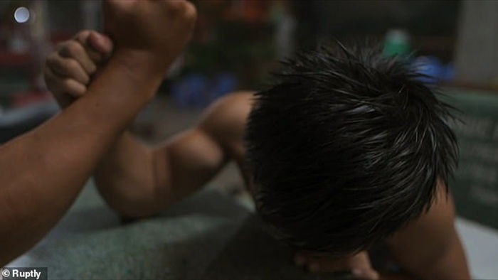 Cậu bé người Việt sở hữu cơ bắp cuồn cuộn xuất hiện trên báo Anh - 3