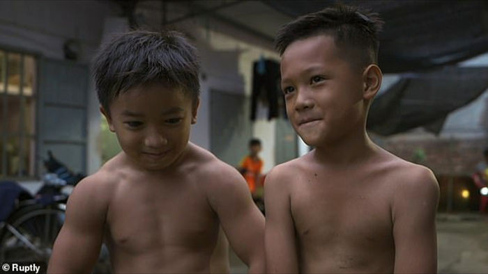 Cậu bé người Việt sở hữu cơ bắp cuồn cuộn xuất hiện trên báo Anh - 4