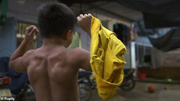 Cậu bé người Việt sở hữu cơ bắp cuồn cuộn xuất hiện trên báo Anh - 5