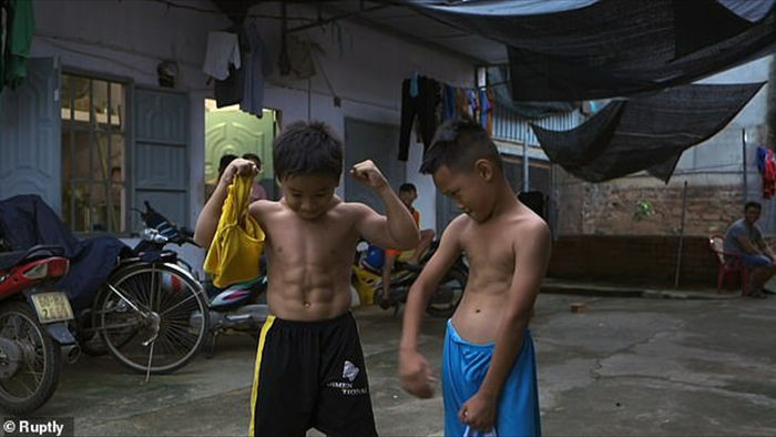Cậu bé người Việt sở hữu cơ bắp cuồn cuộn xuất hiện trên báo Anh - 6
