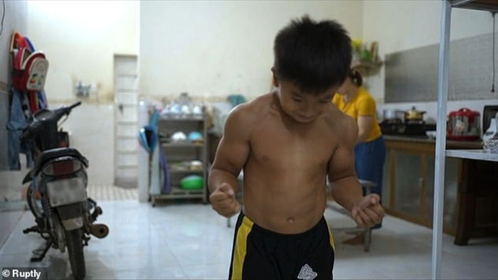 Cậu bé người Việt sở hữu cơ bắp cuồn cuộn xuất hiện trên báo Anh - 10