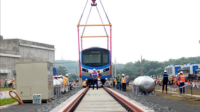 Lắp đặt toa tàu metro số 1 copy.jpg Lắp đặt toa tàu metro số 1 copy.jpg