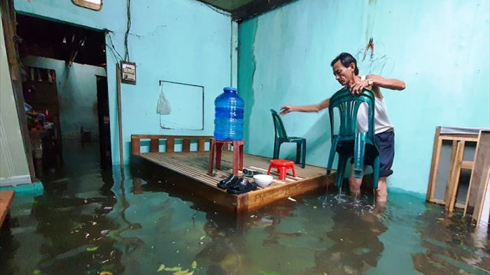Người dân ở Quảng Nam khổ sở nhìn nước sắp nhấn chìm giường ngủ