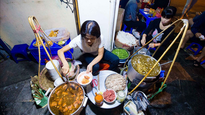 Quán phở kỳ lạ ở Hà Nội: Chỉ mở lúc 3 giờ sáng, khách xếp hàng như bao cấp - 1