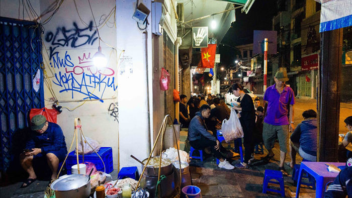 Quán phở kỳ lạ ở Hà Nội: Chỉ mở lúc 3 giờ sáng, khách xếp hàng như bao cấp - 7