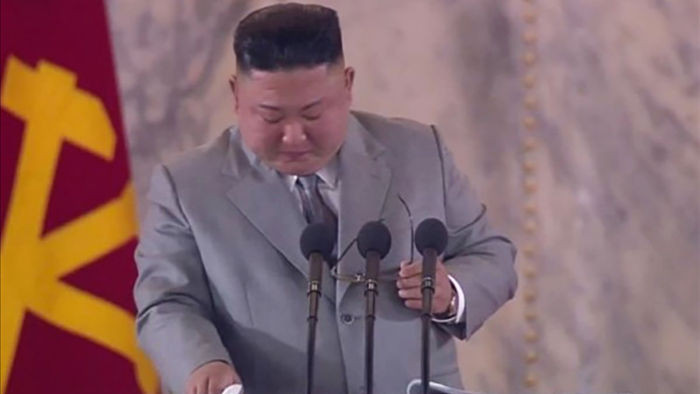 Vì sao ông Kim Jong-un khóc khi phát biểu trong lễ duyệt binh? - 1