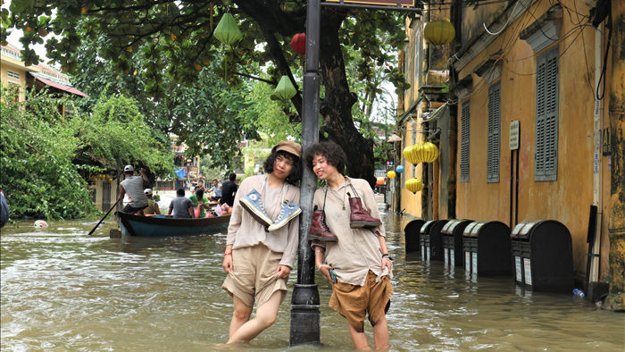 Du khách thích thú lội nước ngắm phố cổ Hội An mùa nước nổi - 12