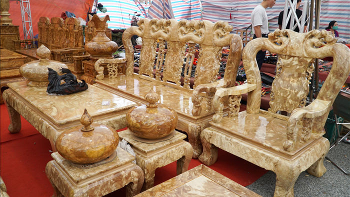 Chiêm ngưỡng bộ bàn ghế gỗ nu nghiến hơn 500 triệu đồng ở Hà Nội - 3