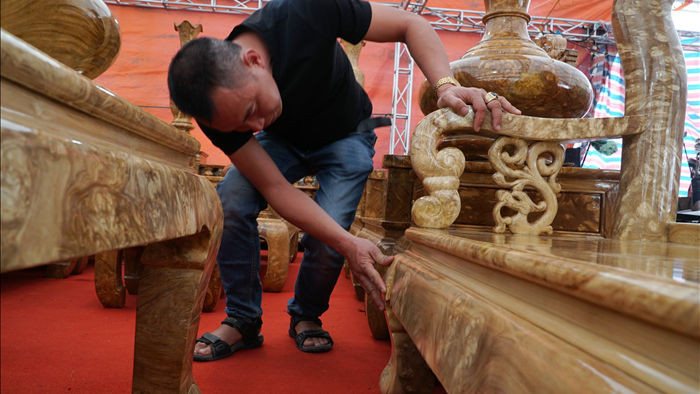 Chiêm ngưỡng bộ bàn ghế gỗ nu nghiến hơn 500 triệu đồng ở Hà Nội - 2