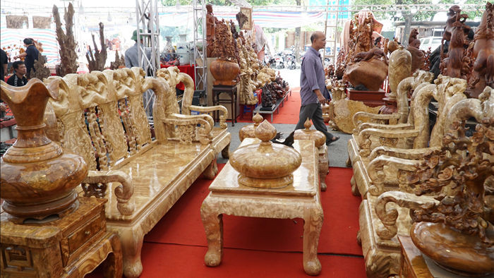 Chiêm ngưỡng bộ bàn ghế gỗ nu nghiến hơn 500 triệu đồng ở Hà Nội - 5