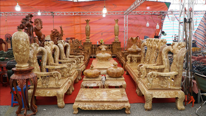 Chiêm ngưỡng bộ bàn ghế gỗ nu nghiến hơn 500 triệu đồng ở Hà Nội - 1