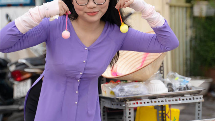 Phương Mỹ Chi mặc áo bà ba bán hàng rong ở chợ