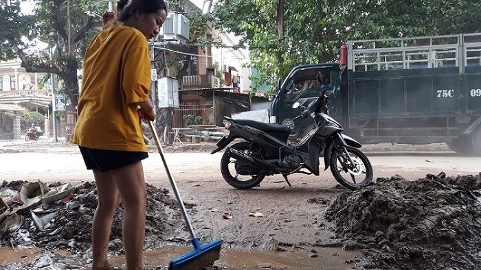 Bùn chất đầy nhà sau lũ, người dân Quảng Trị hối hả dọn dẹp