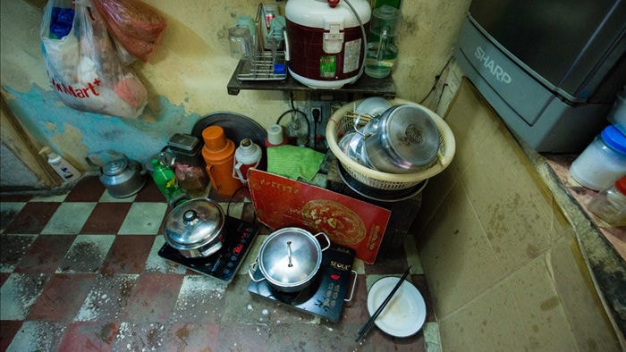 Sống khổ ở phố cổ Hà Nội: Căn nhà 9m2 là lối đi chung của 6 hộ dân khác - 5 Sống khổ ở phố cổ Hà Nội: Căn nhà 9m2 là lối đi chung của 6 hộ dân khác - 5