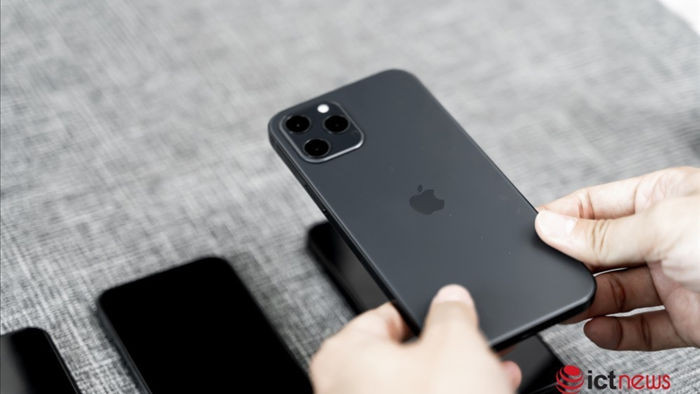 Khách Việt bắt đầu đặt mua iPhone 12 chính hãng