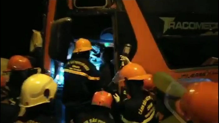 Ô tô khách đối đầu xe container, 2 người chết, hơn 10 người bị thương