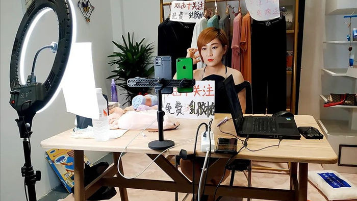 Ôm mộng giàu nhanh, giới trẻ đổ xô đến 'làng livestream'