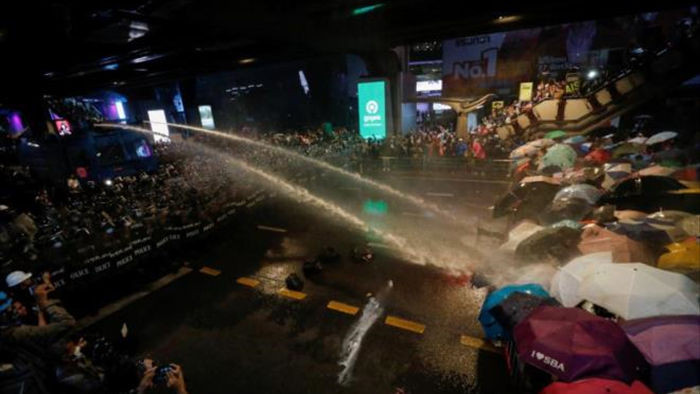 Cảnh sát Thái Lan bắn vòi rồng vào người biểu tình - 1