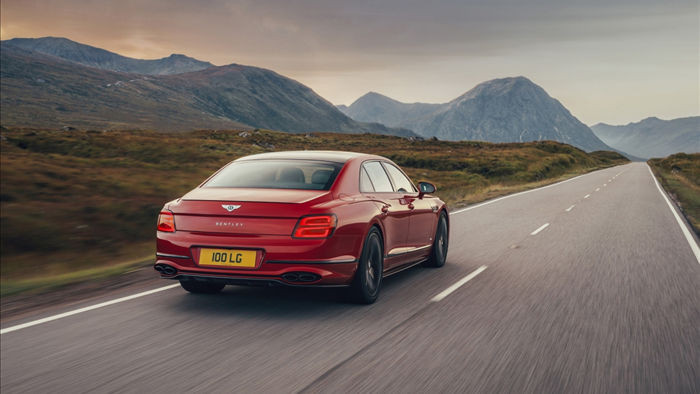 Để cải thiện cảm giác lái cho xe, Bentley đã mang đến một loạt các hệ thống mới như hệ thống treo khí nén thích ứng, hệ thống phân bổ lực kéo bằng phanh, hệ thống kiểm soát động năng, trợ lực lái điện,… Nhờ việc sử dụng nền tảng điện 48V, chiếc xe giờ đây có thể tích hợp thêm công nghệ chống lật chủ động của tập đoàn Volkswagen.