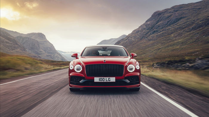Với sức mạnh này, Bentley cho biết, chiếc sedan siêu sang của họ có thể tăng tốc lên 100 km/h trong chỉ 4,1 giây trước khi đạt tốc độ tối đa ở mức 318 km/h.