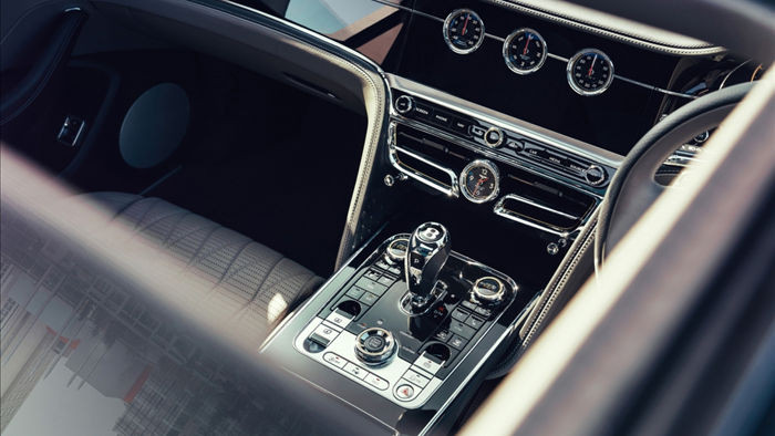 Bentley Flying Spur V8 sẽ được trưng bày trước công chúng lần đầu tiên tại sự kiện Goodwood SpeedWeek diễn ra vào cuối tuần này. Xe sẽ bắt đầu được bán ra vào đầu năm sau với giá bán chưa được tiết lộ.