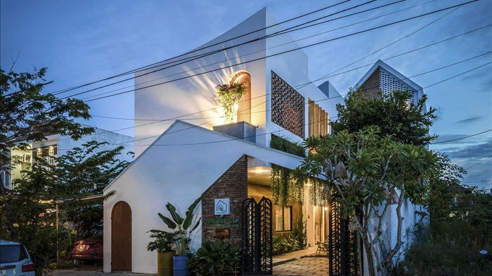 Nhà có khu vườn, bể cá Koi đẹp như resort của vợ chồng trẻ ở Đà Nẵng - 13 Nhà có khu vườn, bể cá Koi đẹp như resort của vợ chồng trẻ ở Đà Nẵng - 13