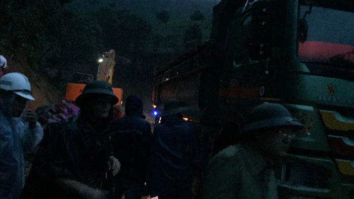 Nỗ lực xuyên đêm tìm kiếm 8 chiến sĩ còn lại trong vụ lở núi ở Quảng Trị - 10